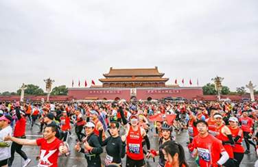 2019北京馬拉松雨中奔跑，艾比森一路相隨，全程護航